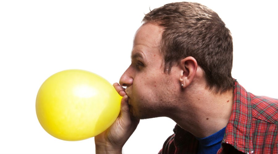 Wat gebeurt er je lichaam als je ballonnen opblaast? - Magazine