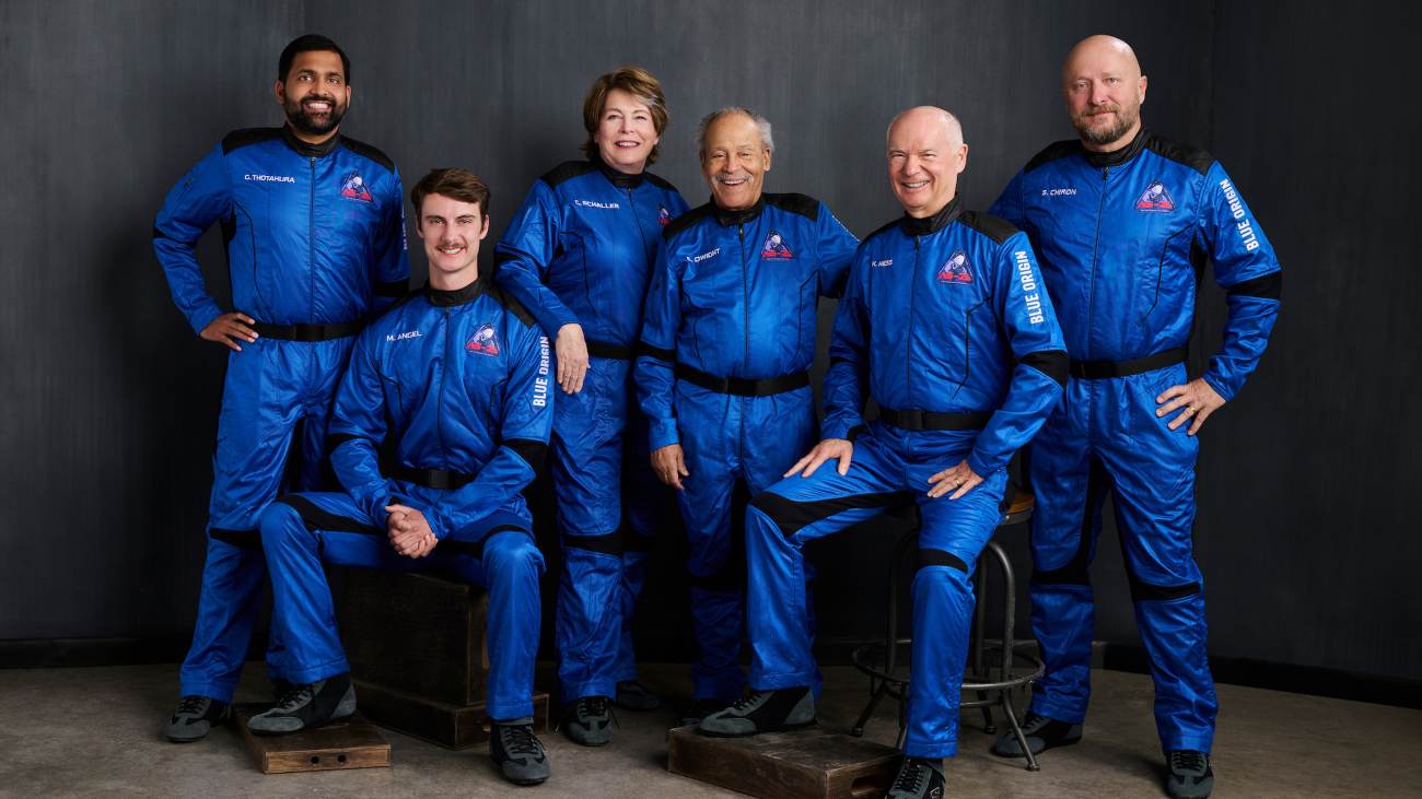 De crew van de zevende bemande vlucht van Blue Origin, Ed Dwight staat in het midden.