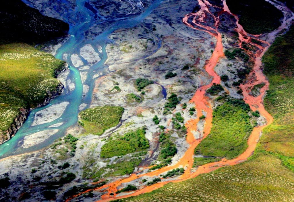 Sommige rivieren in Alaska zijn oranje gekleurd, terwijl anderen nog helderblauw zijn.