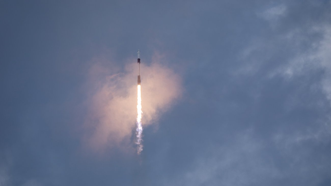 Space X-raket waarvan een brokstuk neerstortte op een Canadese boerderij.