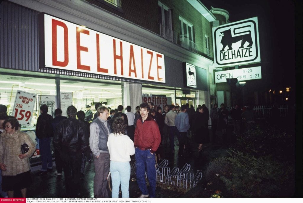 De Delhaize-supermarkt in Aalst nadat daar op 9 november 1985 vlak voor sluitingstijd bij een overval door de zogeheten Bende van Nijvel acht mensen zijn doodgeschoten