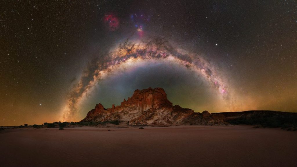 Melkweg over een formatie van zandsteen in Australië.