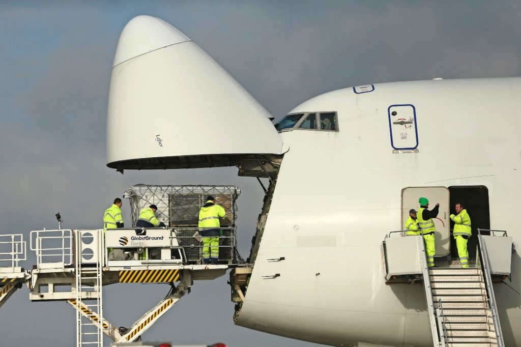 Hulpgoederen voor de door een orkaan getroffen Filipijnen gaan aan boord van een Boeing 747.