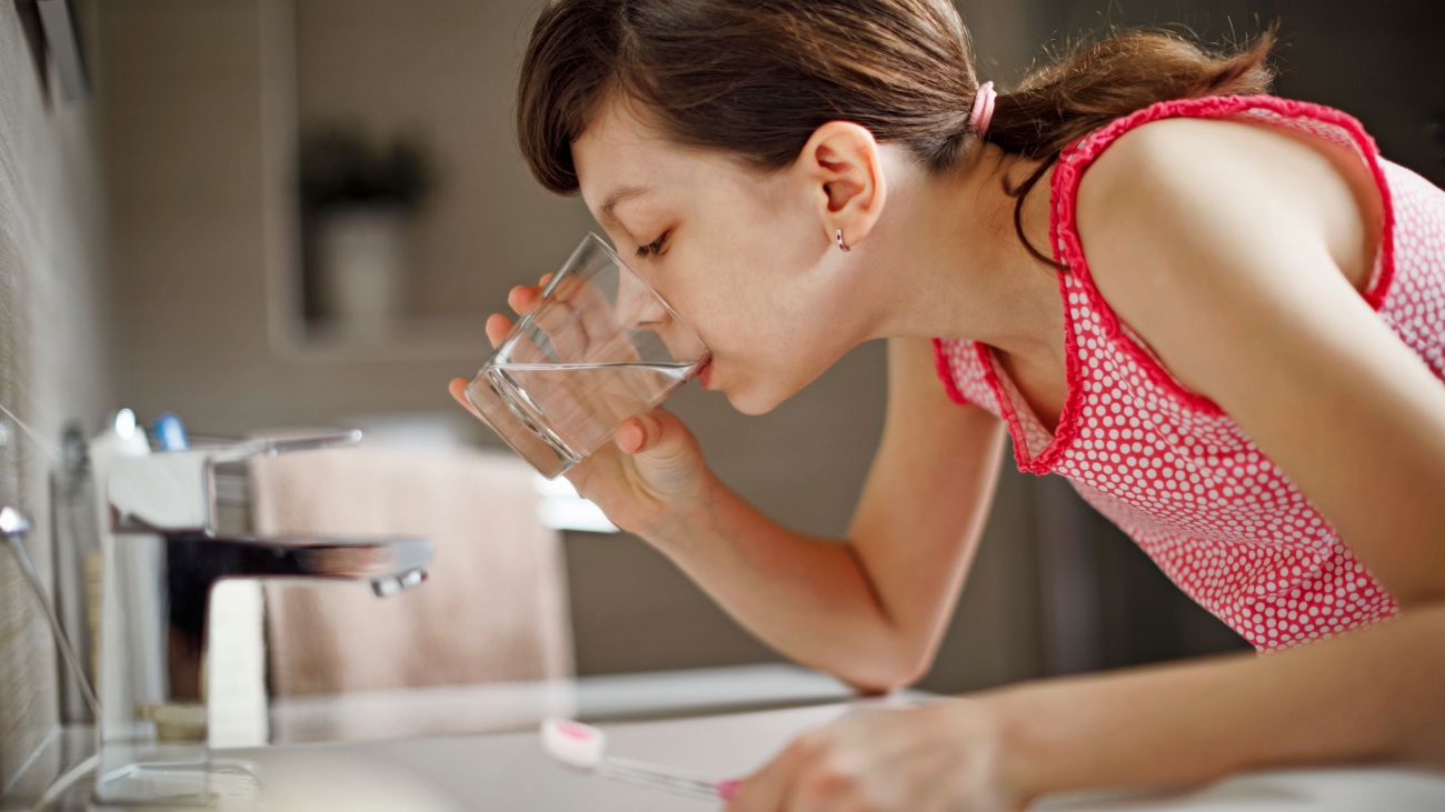 Meisje spoelt mond na tandenpoetsen, kan fluoride dan nog wel zijn ding doen?