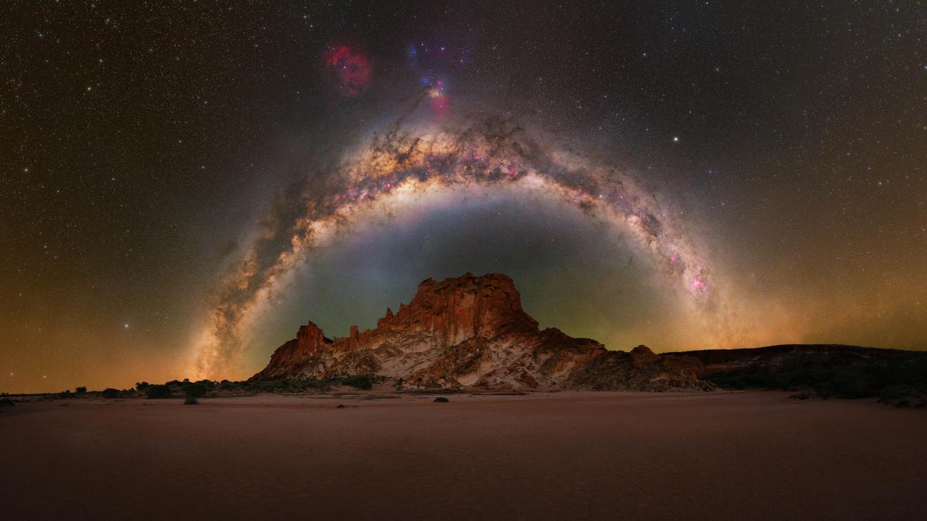 Melkweg over een formatie van zandstenen in Australië.