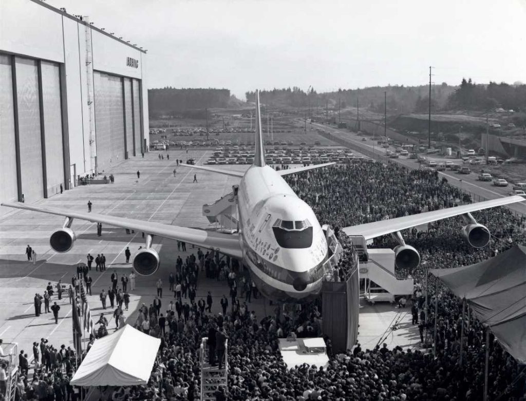 De eerste Boeing 747 rolt uit de fabriek