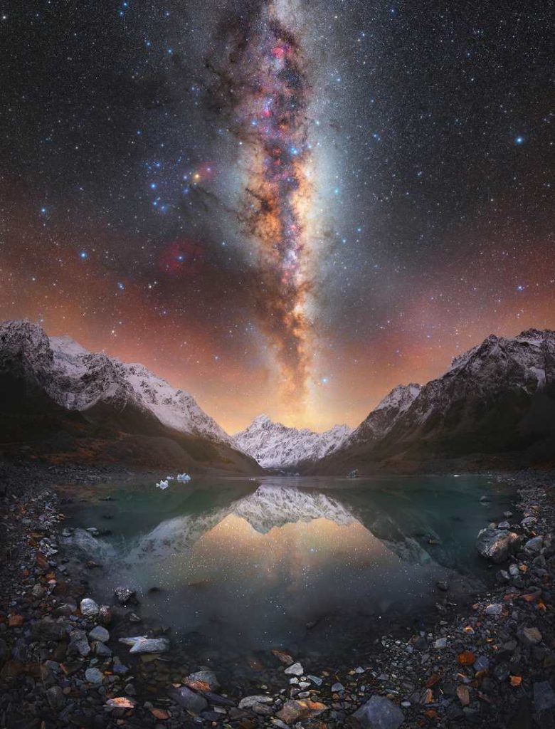 Melkweg verschijnt vanachter hoofste berg Nieuw-Zeeland. 