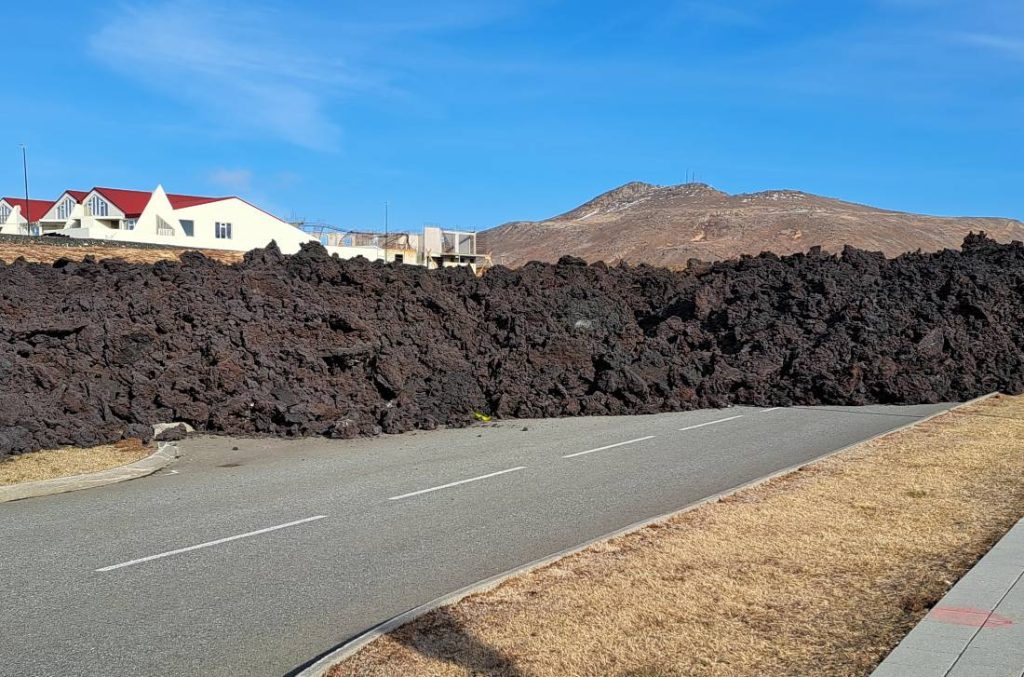 Gestolde lava verspert een weg in Grindavík