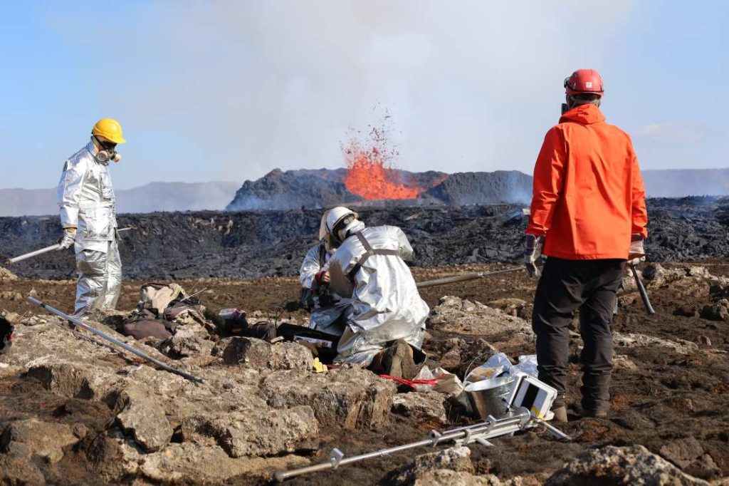 Wetenschappers nemen lavamonsters om later chemisch te analyseren in het lab. 