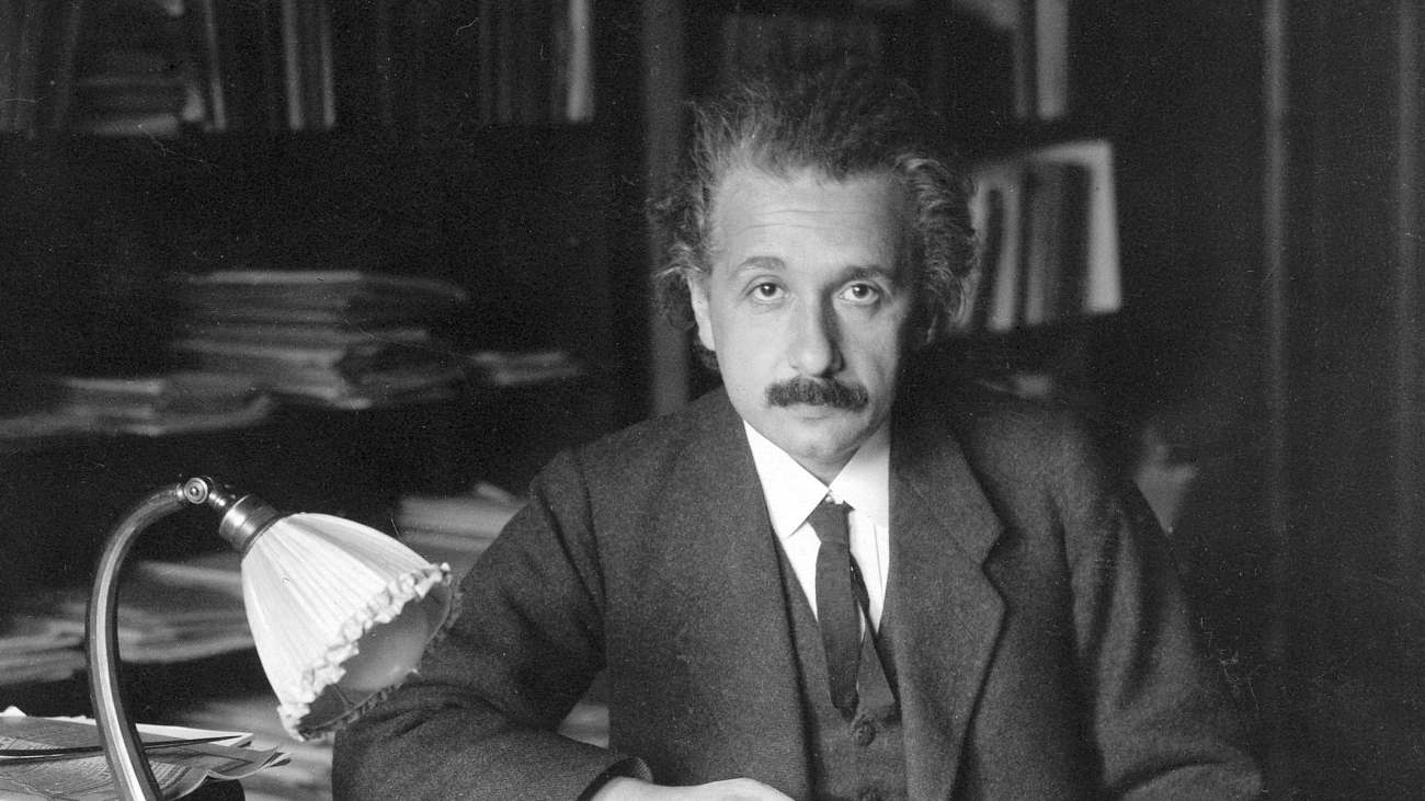 Albert Einstein in 1920, in 1939 ondertekende hij de brief die de VS waarschuwde over een mogelijke nazi-atoombom