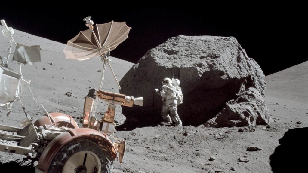 Harrison Schmitt op de maan, op de voorgrond de maanwagen.
