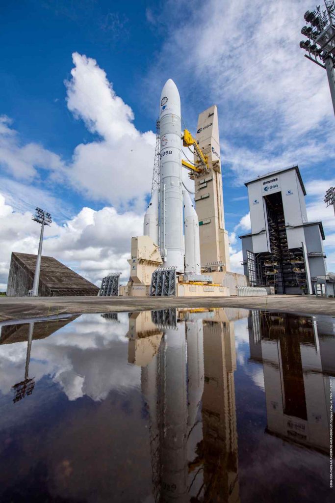 Ariane 6 op lanceerplatform weerspiegelt in waterplas. 