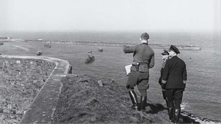 Duitse soldaten tijdens een rondgang op Alderney, 1942.