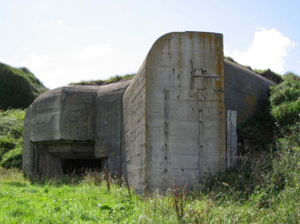 Van de Duitse kampen op Alderney is weinig tot niets bewaard gebleven. Wel vind je op het eiland nog bunkers en kazematten van de nazi’s, zoals deze. 