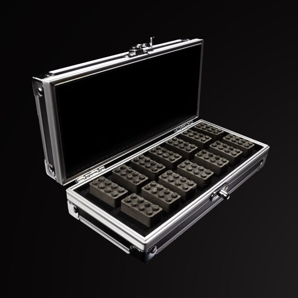 De door ESA gemaakte LEGO-blokjes in een koffer