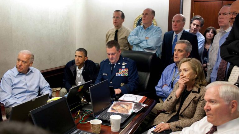 Obama en zijn staf volgen de aanval op Bin Laden op de voet in de Situation Room van het Witte Huis.