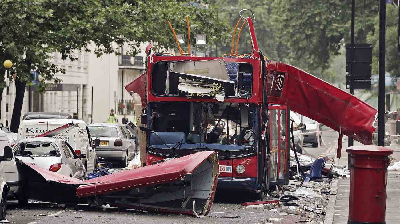 Bus is vernietigd na de bomaanslagen in Londen van 2005.