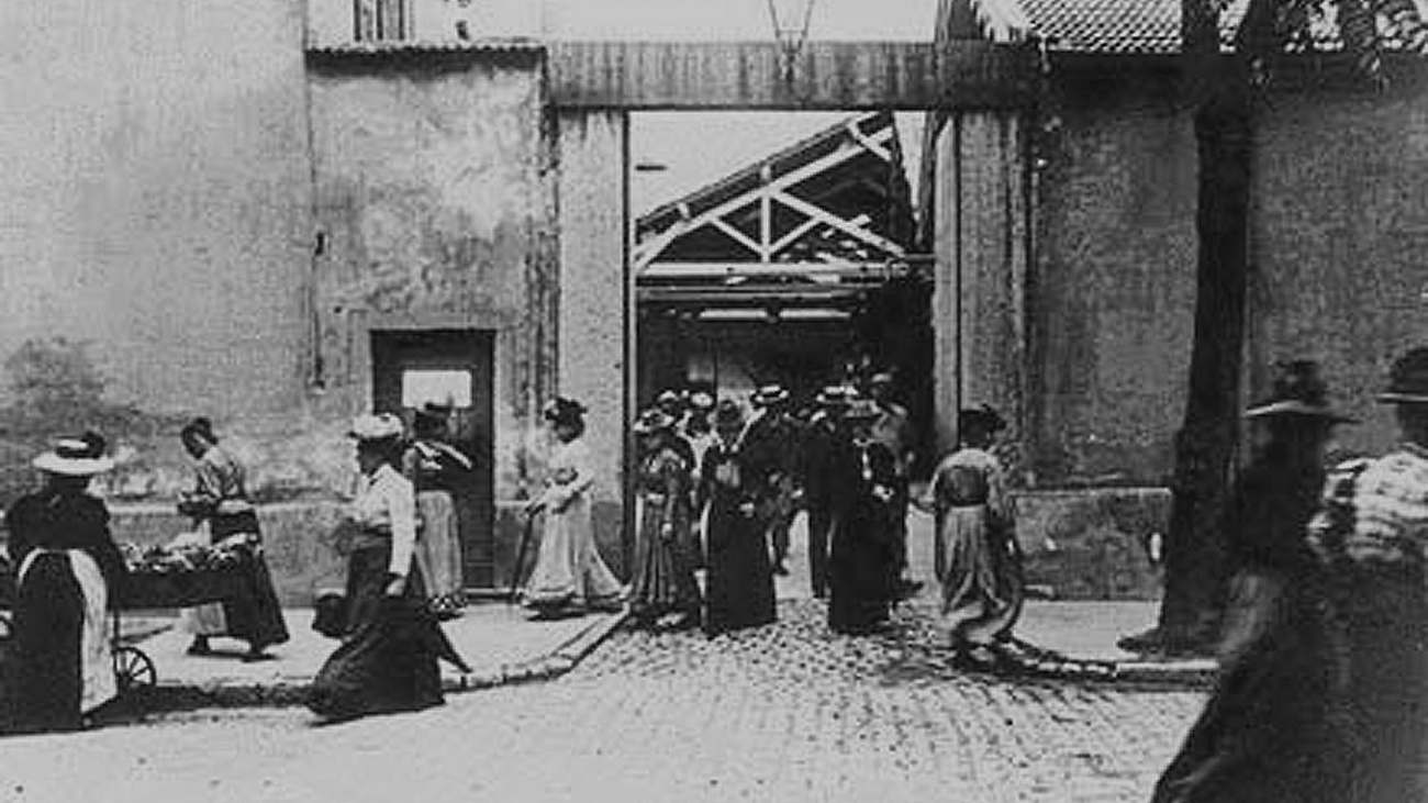 Een still uit La Sortie de l'usine Lumière à Lyon, een van de eerste films ooit