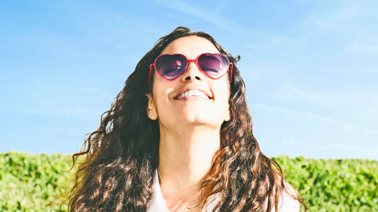 vrouw met lang haar in zomer