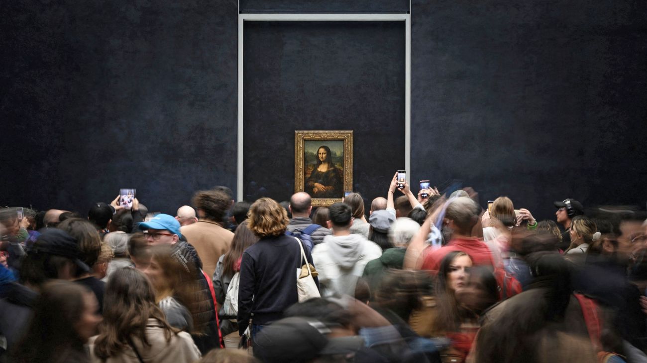 Bezoekers Louvre kijken naar Mona Lisa