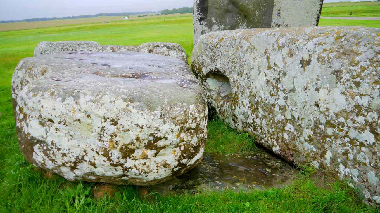 De Altar Stone van Stonehenge ligt onder twee grotere sarsen stenen.