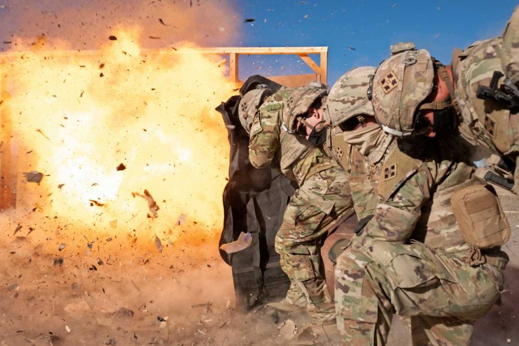 Amerikaans soldaten blazen een deur op, geschoten door defensiefotograaf Daniel Parker.