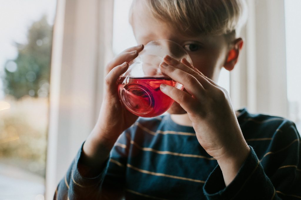 Kind drinkt suikerrijke drank