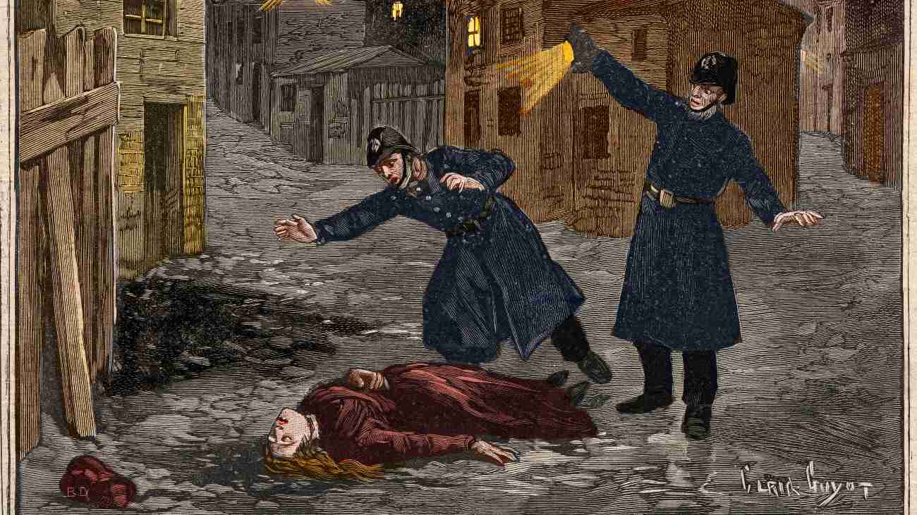 Politieagenten vinden een van de slachtoffers van Jack the Ripper.