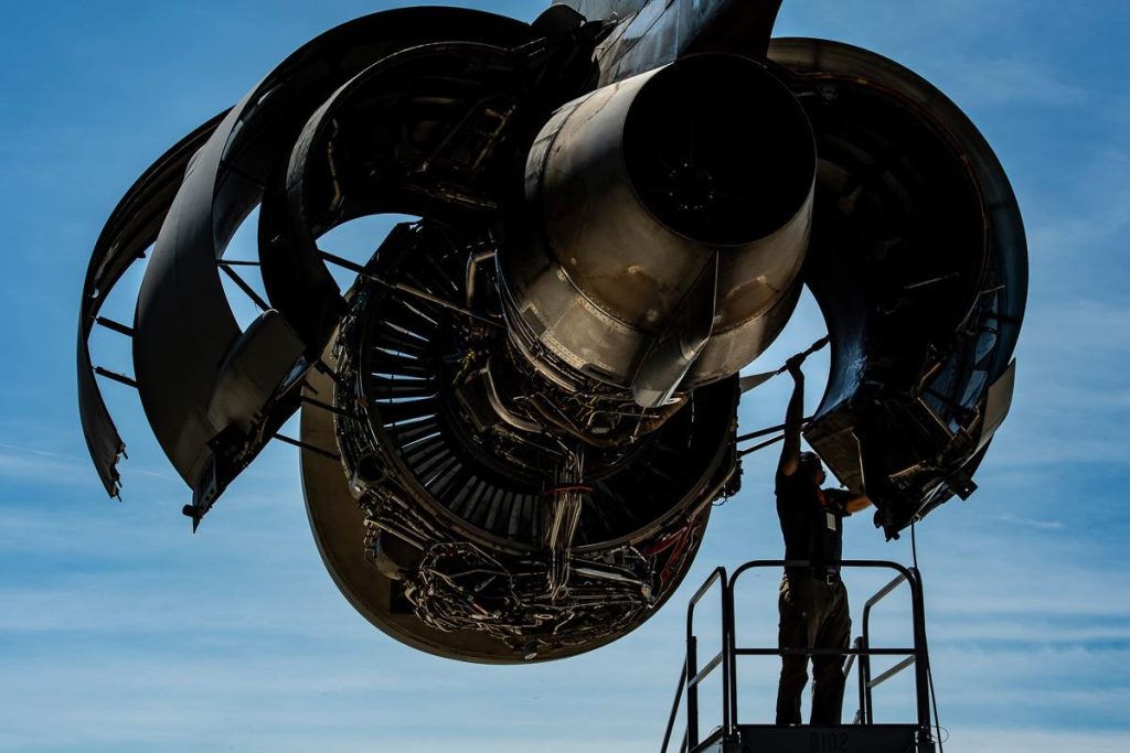 Een monteur van het 911th Maintenance Squadron sluit de ‘motorkap’ van een C-17 Globemaster III, geschoten door defensiefotograaf Joshua Seybert