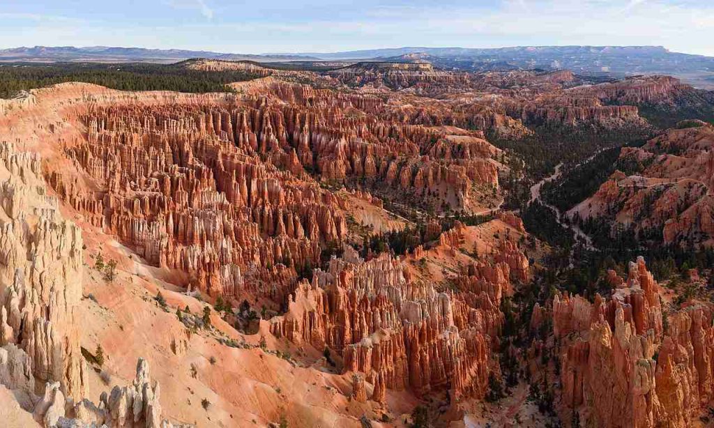 Overzichtsfoto van Bryce Canyon met honderden aardpiramides