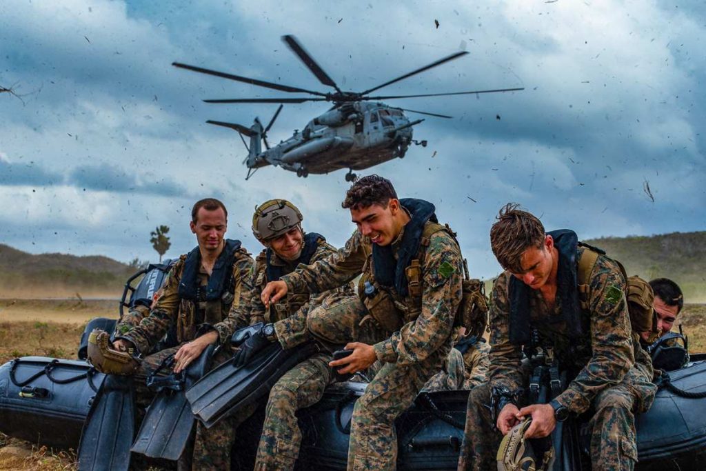 Soldaten proberen te voorkomen dat hun rubberboot wegblaast door een landende helikopter, geschoten door Isaac Cantrell