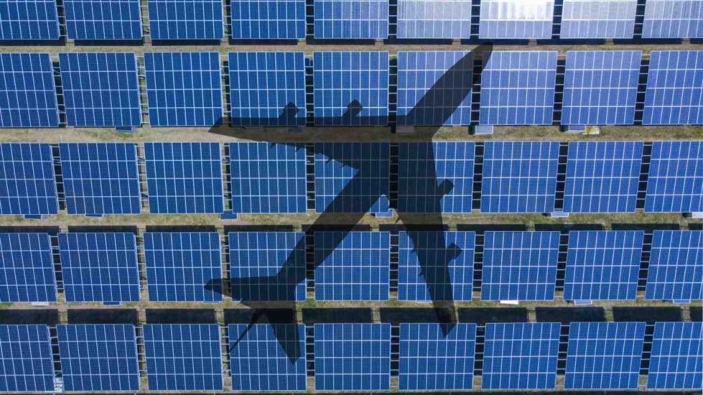 vliegtuigschaduw over zonnepanelen, elektrisch vliegen