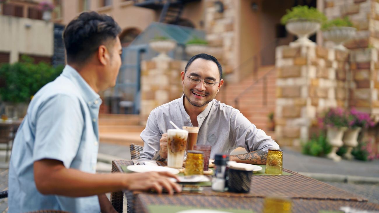 Twee mannen drinken hete drankjes op het terras in de zomer