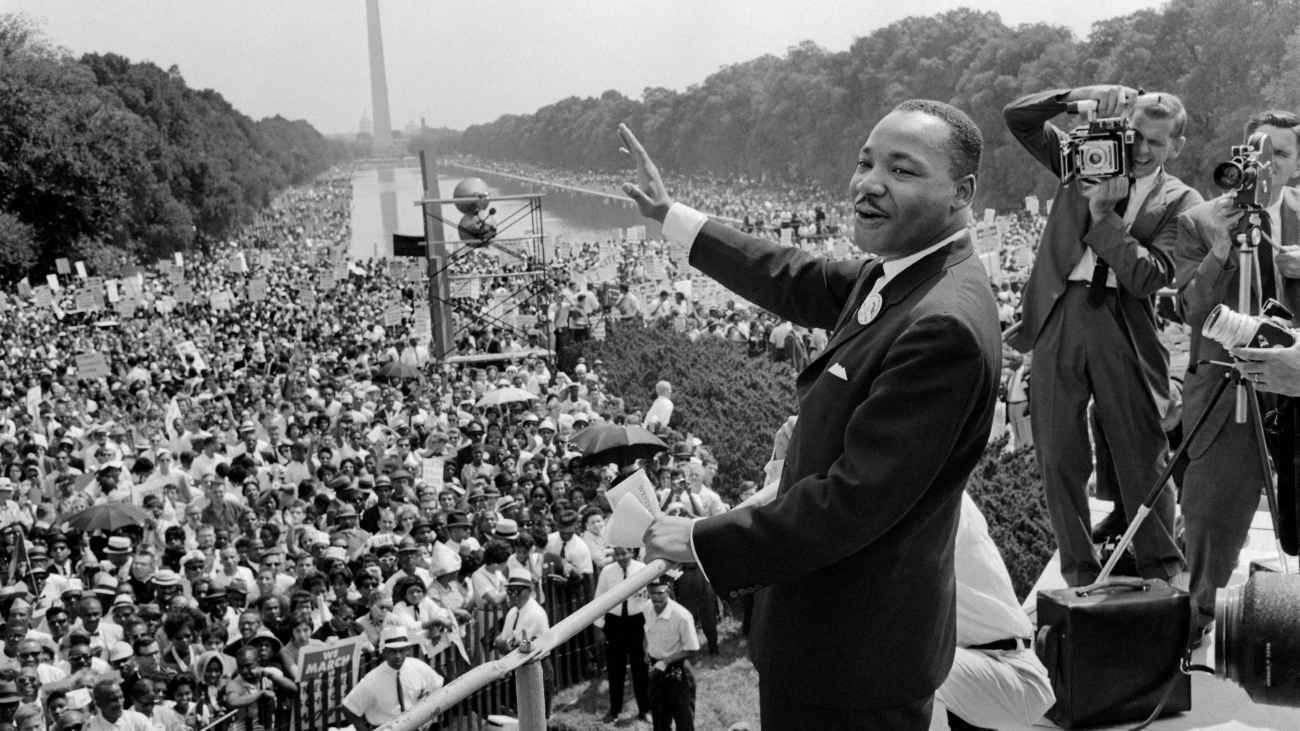 Martin Luther King Jr. op het podium waar hij zijn beroemde 