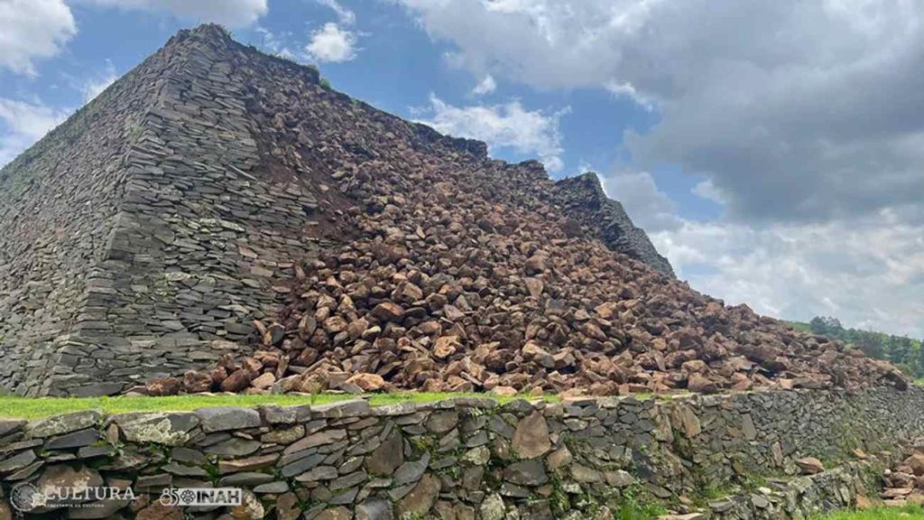 De ingestorte piramide.