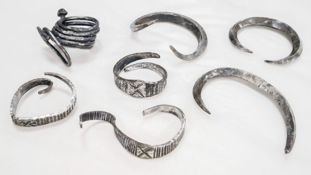 zeven zilveren armbanden uit de Vikingtijd