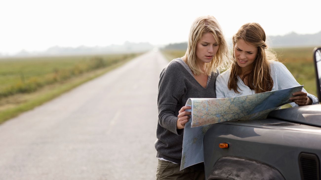 Twee vrouwen lezen een kaart en kijken moeilijk