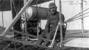 Eugène Lefebvre in zijn Wright Flyer in 1909, later zou hij als eerste piloot overlijden bij een vliegtuigcrash.