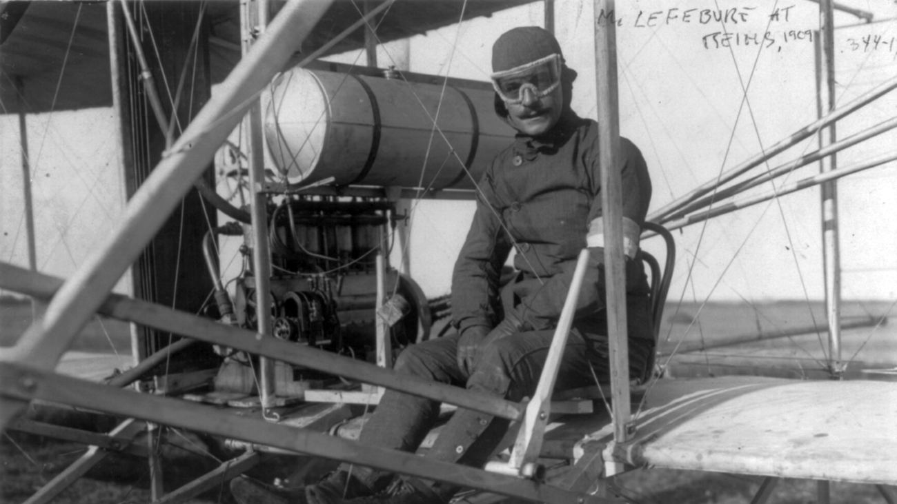 Eugène Lefebvre in zijn Wright Flyer in 1909, later zou hij als eerste piloot overlijden bij een vliegtuigcrash.