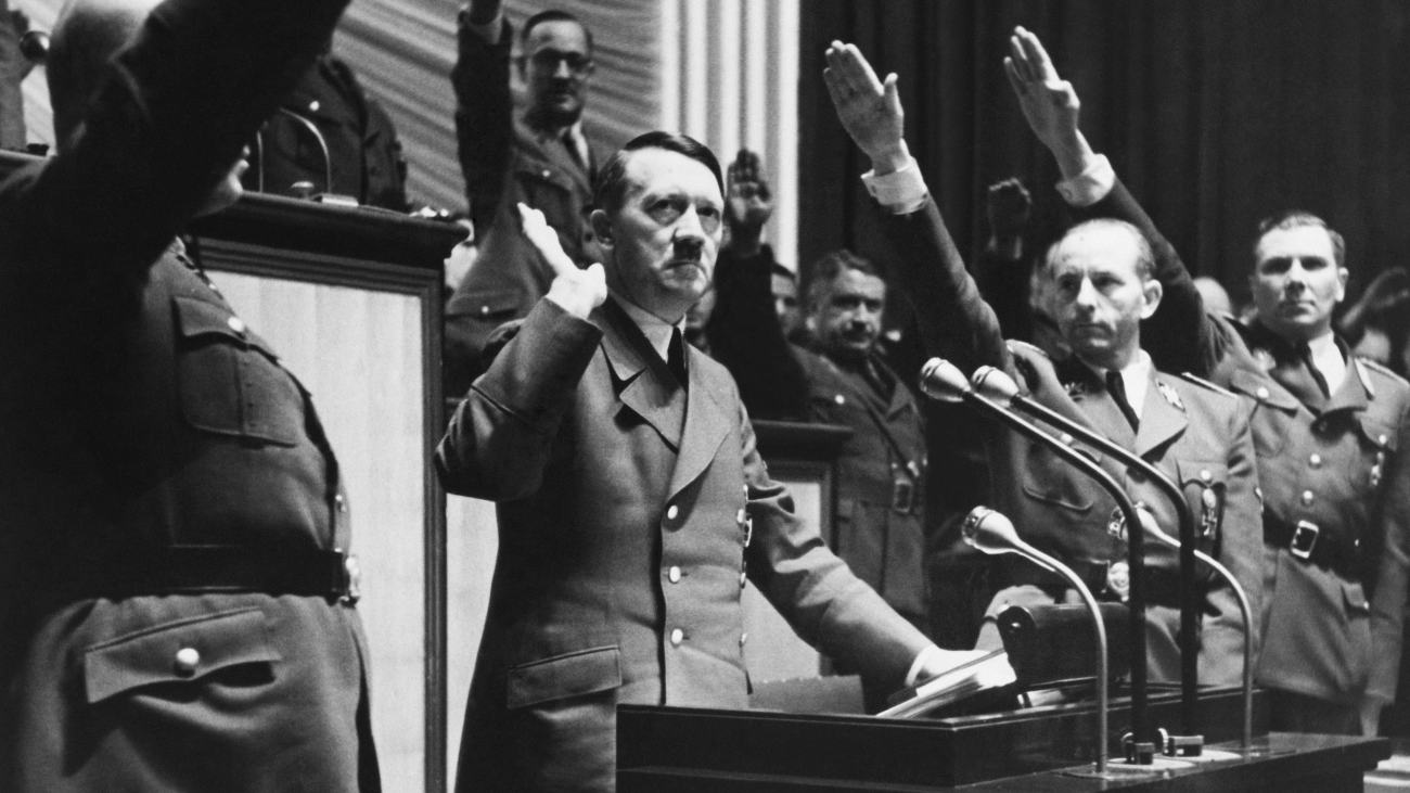 Hitler geeft toespraak, hij was ooit voorgedragen voor de Nobelprijs voor de Vrede.