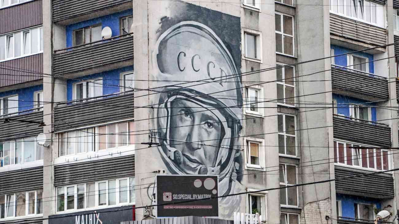 Op deze flat in Kaliningrad is een muurschildering aangebracht van Aleksej Leonov, de Sovjet-kosmonaut die in 1965 de eerste ruimtewandeling maakte.