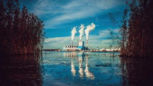 Fabriek naast het water, PFAS komt vaak via afvalwater van van fabrieken in het milieu