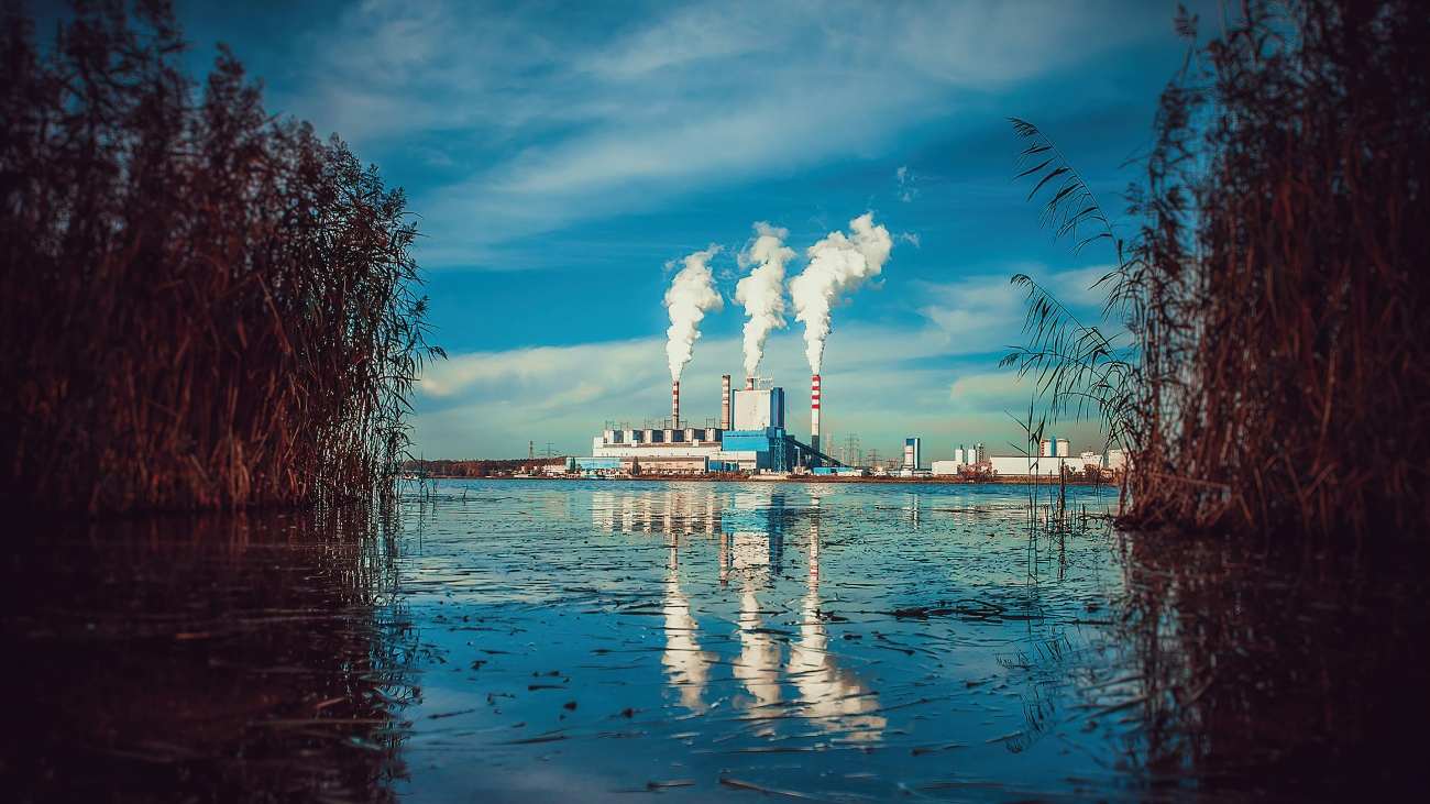 Fabriek naast het water, PFAS komt vaak via afvalwater van van fabrieken in het milieu