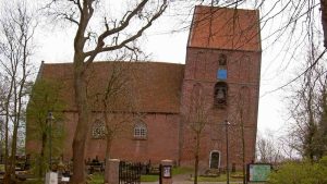 Deze kerk in Suurhusen staat tegenwoordig schever dan de Toren van Pisa