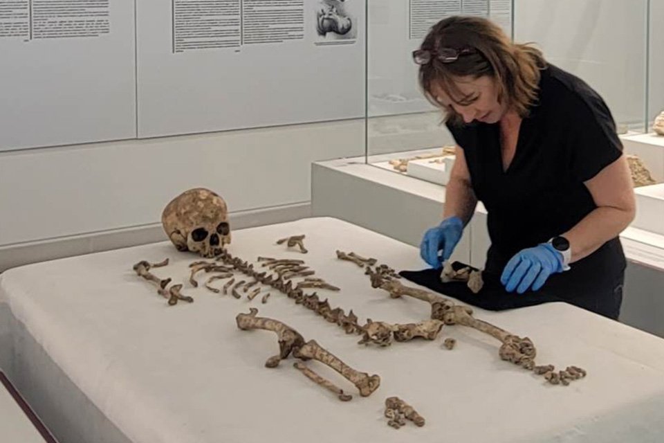 Dr. Mary Lewis van de Reading Universiteit inspecteert de skeletresten van Romito