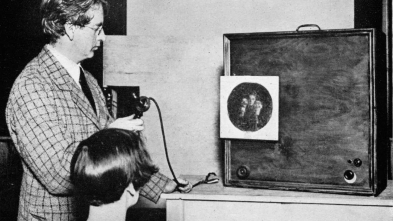 John Logie Baird demonstreert zijn mechanische televisie.