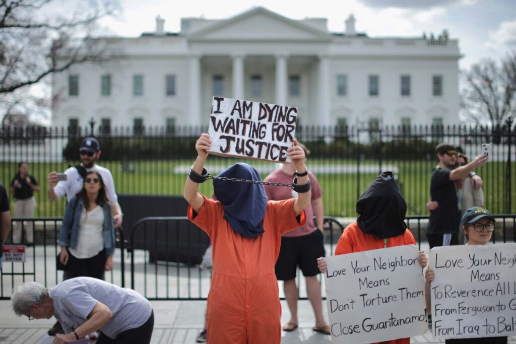 Deze als gedetineerden uitgedoste demonstranten eisten in maart 2016 bij het Witte Huis de sluiting
van het omstreden cellencomplex in Cuba.