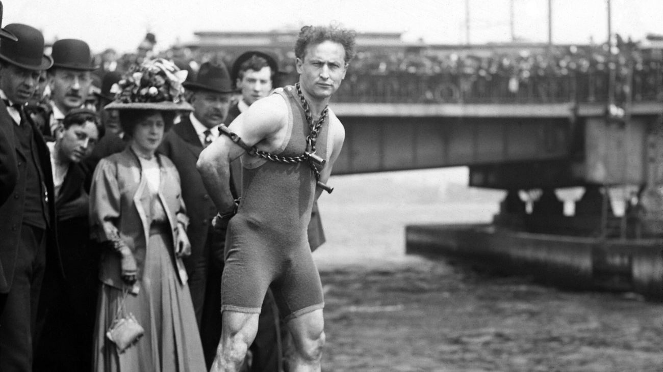 Houdini voordat hij in 1908 geboeid van de Harvard Bridge in Boston sprong.