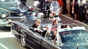 JFK in limousine in Dallas, Texas, 22 november 1963