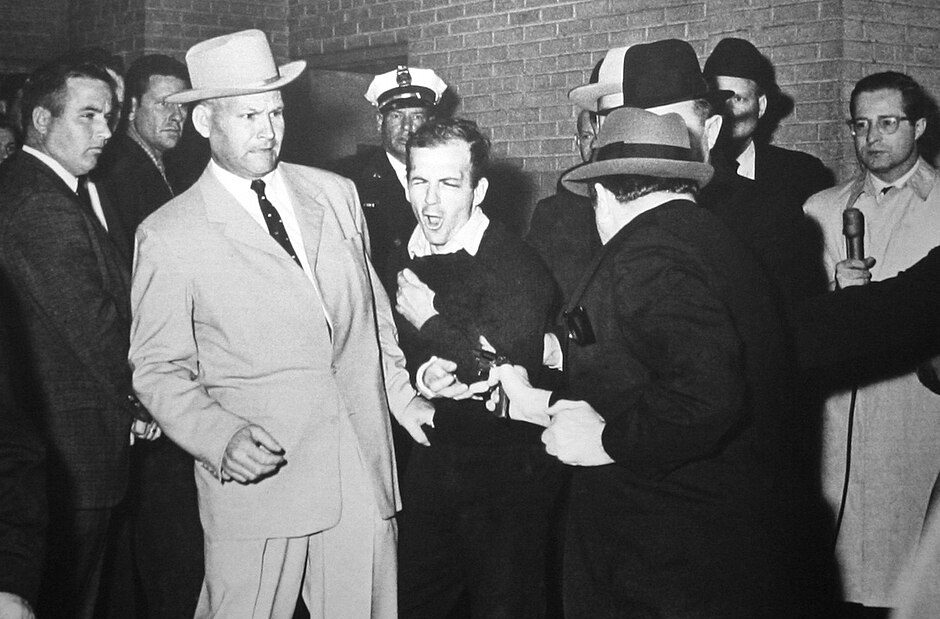 Lee Harvey Oswald wordt doodgeschoten door Jack Ruby terwijl hij door politie naar de gevangenis wordt verplaatst.